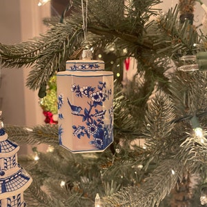 Pot de gingembre hexagonal en verre bleu et blanc, ornement d'arbre de Noël, motif d'oiseau | Grand millénaire | Chinoiseries | Grand-mère chic