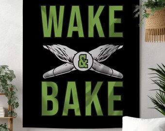 Pode incluir: Tapeçaria preta com o texto "WAKE & BAKE" em letras verdes. Duas folhas de maconha estilizadas brancas cruzadas estão atrás do texto.