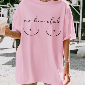 ノーブラクラブシャツ - 面白いフェミニストエンパワーメントシャツ - ステートメントアパレル - 大胆な女性ファッション - 乳がんシャツ - 女性のための面白いシャツ