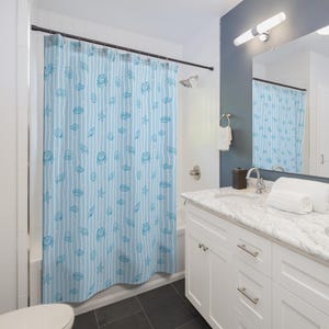 Cortina de ducha costera, decoración de baño con temática del océano azul, cortina náutica para casa de playa, estampado de caparazones de tortuga marina, decoración de baño de verano