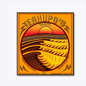 Könnte beinhalten: Eine Illustration im Vintage-Stil einer Welle, die an der Teahupo'o, Tahiti, bricht. Das Bild zeigt einen Sonnenuntergang mit einer Sonne im Hintergrund und den Text "Teahupo'o Tahiti French Polynesia Pacific Surfing" um die Welle herum.