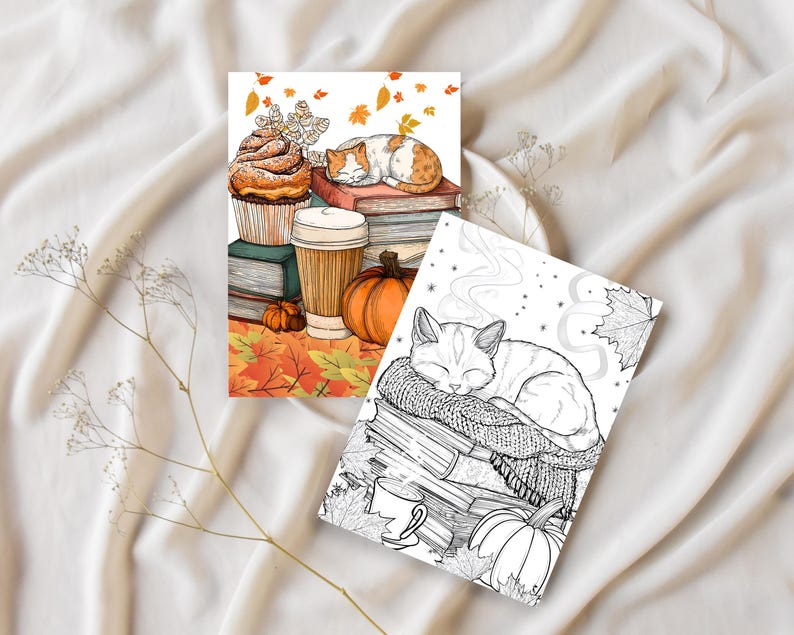 K&ouml;nnte beinhalten: Zwei illustrierte Karten mit Herbstmotiven. Eine Karte zeigt eine Katze, die auf B&uuml;chern, einem K&uuml;rbis und einer Kaffeetasse schl&auml;ft. Die andere Karte zeigt einen Cupcake, eine schlafende Katze, einen K&uuml;rbis und Herbstbl&auml;tter. Die Karten sind auf cremefarbenem Hintergrund.