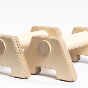 Parallettes de madera, gimnasia, agarres para hacer paradas de manos, barras paralelas, agarres para flexiones, calistenia, entrenador de fitness, yoga, entrenador de acrobacia, asistente de entrenador de paradas de manos.