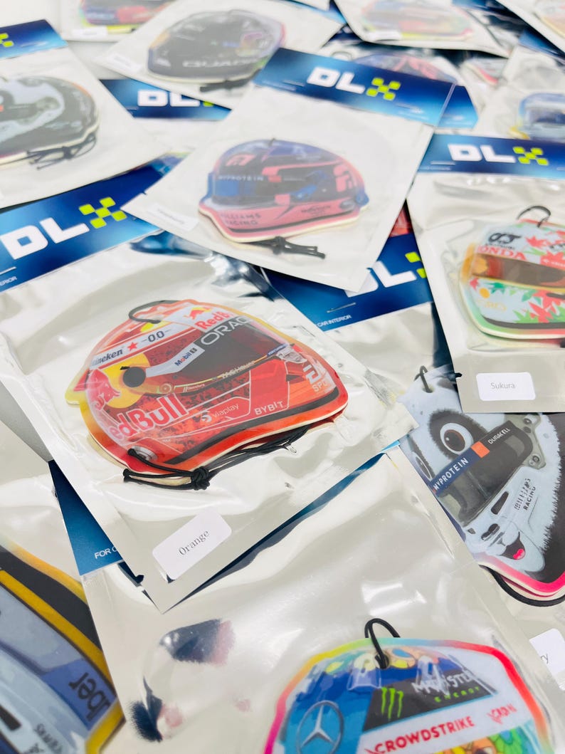 Puede incluir: Surtido de ambientadores para coche con varios dise&ntilde;os, incluyendo un casco de carreras rojo y blanco, un panda blanco y negro y un coche de carreras azul y blanco. Los ambientadores est&aacute;n envasados en bolsas de pl&aacute;stico transparentes con un logotipo azul y blanco que dice "DLX".