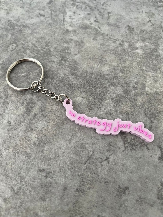 No Strategy Just Vibes Pink F1 Keychain Red Racing F1 Formula One  Motorsport Portachiavi in PVC morbido Ciondolo per auto Gomma, Portachiavi,  Portachiavi -  Italia