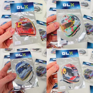 Puede incluir: Cuatro ambientadores de coche diferentes con un dise&ntilde;o de casco de piloto. Los cascos est&aacute;n impresos con diferentes logotipos y colores de equipos de carreras. Los ambientadores est&aacute;n envasados en bolsas de pl&aacute;stico transparentes con una cuerda negra para colgar. El texto "DLX" est&aacute; impreso en la parte superior de cada bolsa.