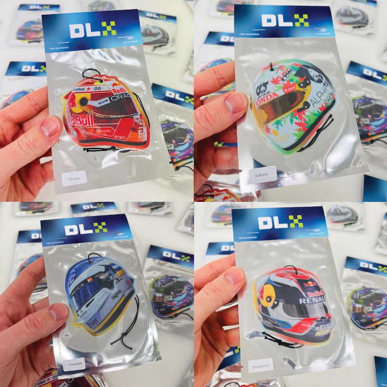 Puede incluir: Cuatro ambientadores de coche diferentes con un dise&ntilde;o de casco de piloto. Los cascos est&aacute;n impresos con diferentes logotipos y colores de equipos de carreras. Los ambientadores est&aacute;n envasados en bolsas de pl&aacute;stico transparentes con una cuerda negra para colgar. El texto "DLX" est&aacute; impreso en la parte superior de cada bolsa.