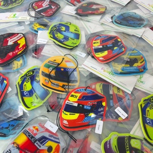 Ambientador para coche F1, Accesorios F1, Lando, Ricciardo, Leclerc, Sainz Chilli, Mini casco, Ideas de regalos, Aficionado a las carreras, Regalo de Navidad, Regalo F1 imagen 1