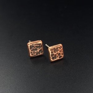 小さなハンマー仕上げの銅製スタッドピアス - シンプル、質感豊か、大胆、手作り。925スターリングシルバーのポスト。