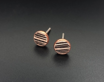 Pendientes circulares de cobre texturizado: sencillos, con textura, llamativos y hechos a mano. Postes de plata de ley 925. Diámetro: 6 mm.