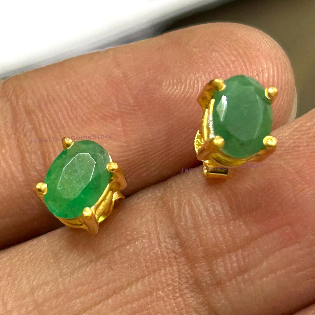 ザンビア産天然エメラルドスタッドピアス：925スターリングシルバー