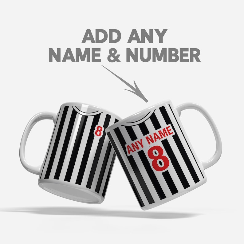 Puede incluir: Dos tazas de cer&aacute;mica blanca con rayas verticales negras, un asa blanca y el n&uacute;mero 8 en rojo. Una taza tiene el n&uacute;mero 8, y la otra tiene el texto "ANY NAME" y el n&uacute;mero 8. El texto "ADD ANY NAME & NUMBER" est&aacute; encima.