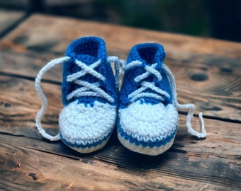 Zapatitos de bebe. Primeras zapatillas tejidas a mano para niño o niña recién nacido. Patucos tejidos a crochet hechos a mano.