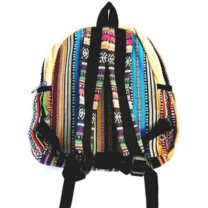 Puede incluir: Una colorida mochila con un dise&ntilde;o de tela tejida. La mochila presenta rayas verticales en tonos de rojo, naranja, amarillo, azul y morado. Tiene correas negras y un asa superior, con un bolsillo con cremallera en el lateral.
