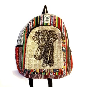 Puede incluir: Mochila colorida con un dise&ntilde;o de elefante. La bolsa presenta una variedad de patrones y colores, incluyendo rojo, verde y negro. El texto "Himalayan Hemp" es visible en la parte superior de la bolsa.