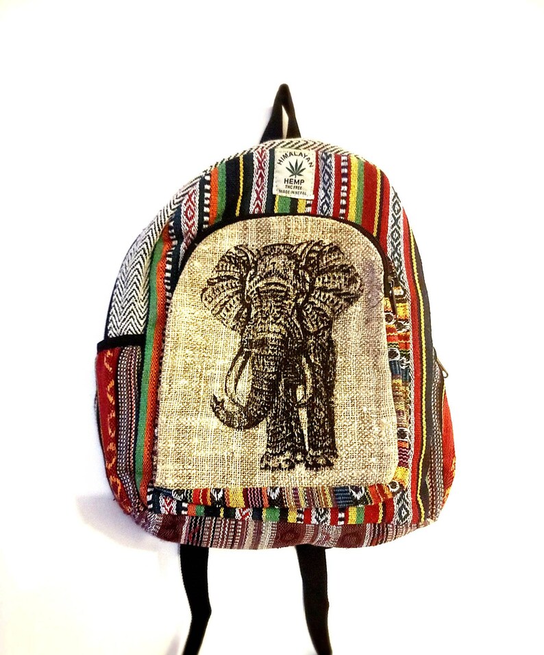 Puede incluir: Mochila colorida con un dise&ntilde;o de elefante. La bolsa presenta una variedad de patrones y colores, incluyendo rojo, verde y negro. El texto "Himalayan Hemp" es visible en la parte superior de la bolsa.