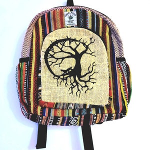Puede incluir: Mochila colorida con dise&ntilde;o de &aacute;rbol de la vida. La mochila presenta un panel central con un gr&aacute;fico de &aacute;rbol negro sobre un fondo beige. Est&aacute; hecha de tela tejida con una variedad de colores y patrones, incluyendo rojo, amarillo y azul.