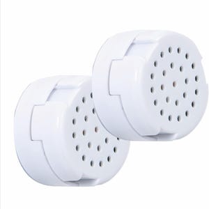 Peut inclure: Deux appareils électroniques blancs et ronds, avec de multiples petits trous et un design segmenté. Les appareils ont une forme circulaire avec une série de petits trous sur le devant. La conception comprend un anneau extérieur segmenté.