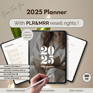 Może przedstawiać: Cyfrowy planer na rok 2025 wyświetlany na tablecie, o minimalistycznym designie i tekście "2025 Daily Planner". Obraz zawiera tekst "With PLR & MRR resell rights!" i "Canva Editable Templates."