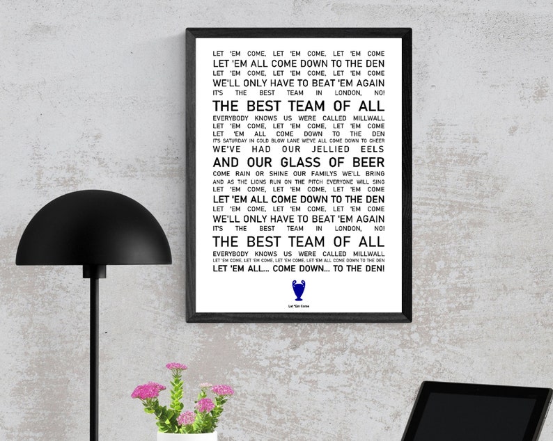 Pu&ograve; includere: Una stampa incorniciata in bianco e nero con uno sfondo bianco e testo nero. Il testo &egrave; una canzone sul Millwall Football Club. Il testo include i versi "Let 'em come, let 'em come, let 'em come. Let 'em all come down to the den!" e "We've had our jellied eels and our glass of beer."