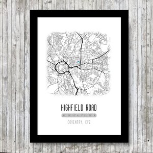 Può includere: Una stampa di mappa in bianco e nero di Highfield Road a Coventry, Regno Unito. La mappa mostra la disposizione delle strade e l'area circostante. Le coordinate 52° 24' 43" N, 1° 29' 24" W sono stampate sotto la mappa.