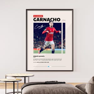 Könnte beinhalten: Ein schwarz-weißes Poster mit einem rot-weißen Fußballtrikot. Das Poster zeigt ein Foto eines Fußballspielers in Aktion, mit dem Text "Alejandro Garnacho /04" und einer Definition des Wortes "alejandro garnacho".