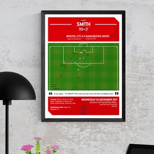 Puede incluir: Una ilustración de partido de fútbol roja y verde con un borde blanco. La ilustración muestra las posiciones de los jugadores en el campo al final del partido. El texto "KORET SMITH 90+3' BRISTOL CITY 2-1 MANCHESTER UNITED" está en la parte superior de la ilustración. El texto "WEDNESDAY 20 DECEMBER 2017 LEAGUE CUP QUARTER FINAL ASHTON GATE STADIUM BRISTOL" está en la parte inferior de la ilustración.