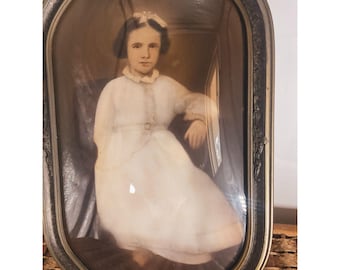 Retrato antiguo de niña en cristal convexo, marco ovalado victoriano 17