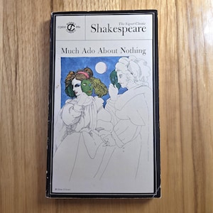 Puede incluir: Un libro de bolsillo vintage titulado "Much Ado About Nothing" de Shakespeare. La portada presenta una ilustración de dos figuras con vestimenta de época, una con una máscara. Es una edición Signet Classic.