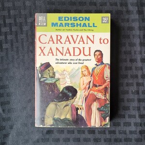 Puede incluir: Una portada de libro de bolsillo vintage con una ilustración colorida de personas en un entorno de jungla. El título es "Caravan to Xanadu" de Edison Marshall, autor de "Yankee Pasha and The Viking".