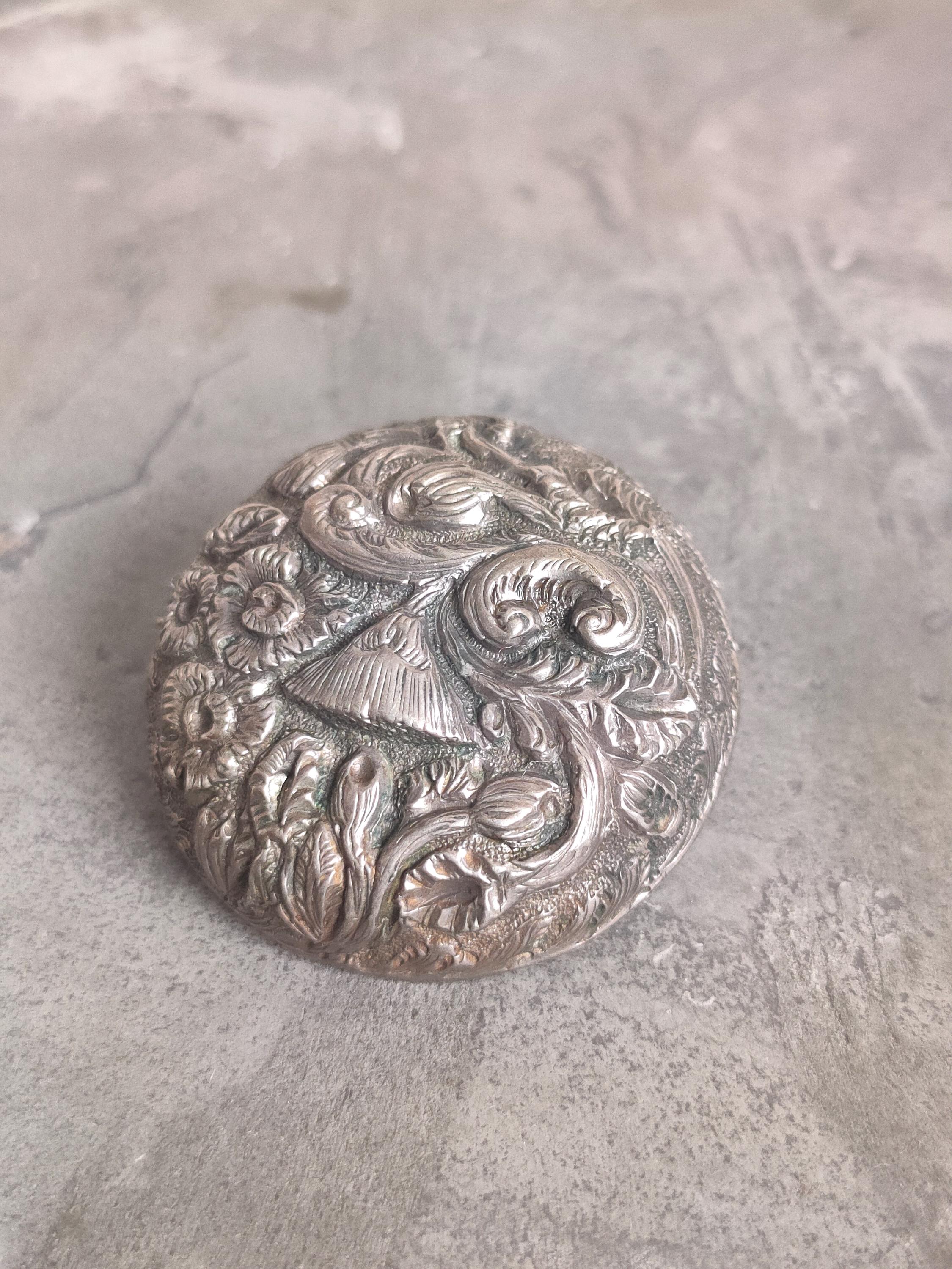 ヴィクトリアンシルバーブローチ • ドーム型打ち出し花模様、1880年代