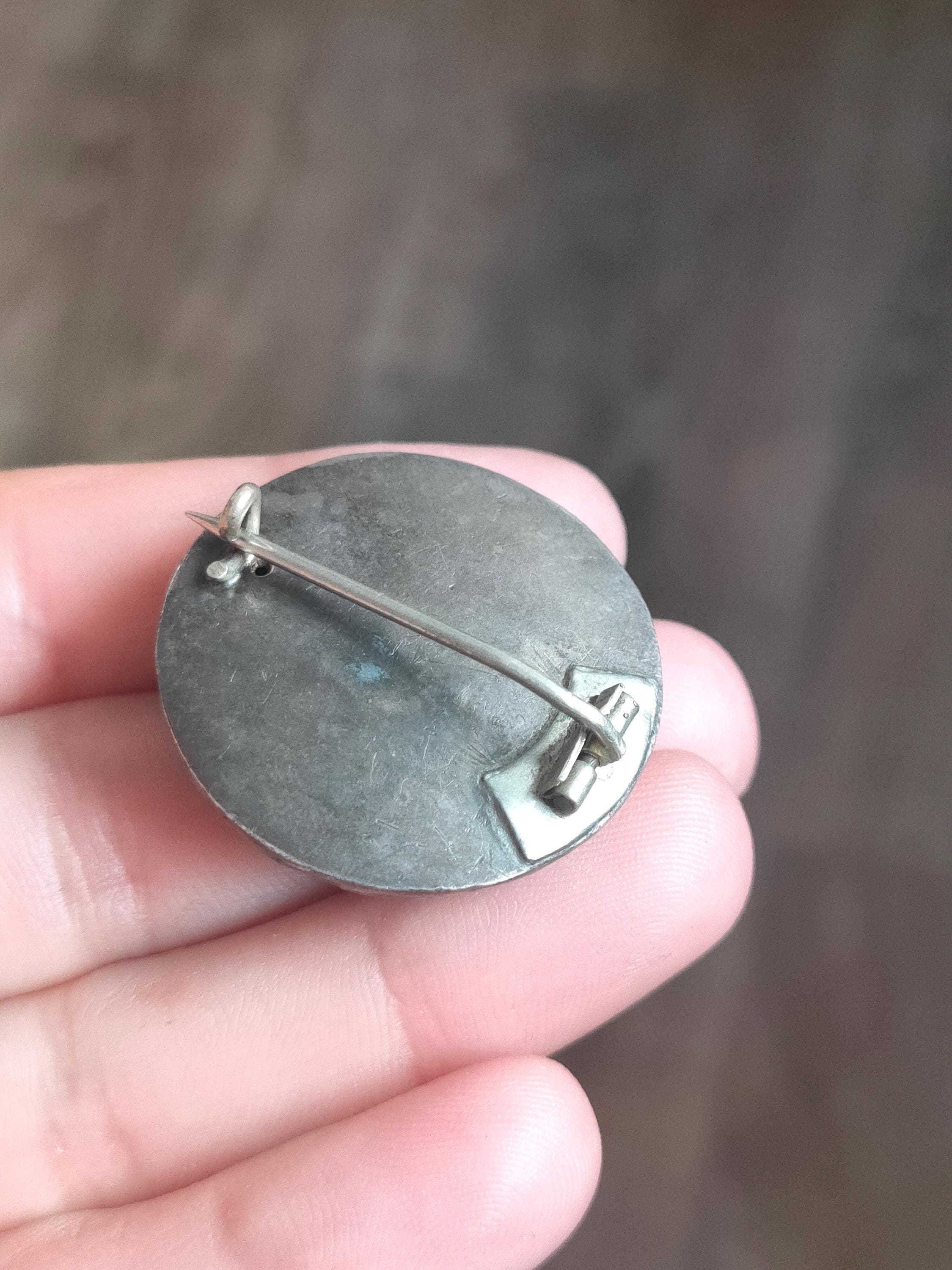 ヴィクトリアンシルバーブローチ • ドーム型打ち出し花模様、1880年代