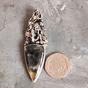 Colgante grande de cuarzo dendrítico de plata 950 – Diseño de escudo artesanal brutalista, 12,8 g. Joyería llamativa. imagen 2
