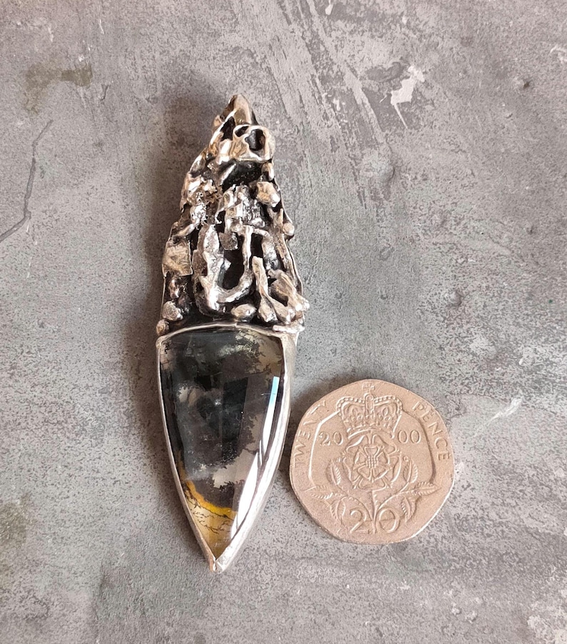 Colgante grande de cuarzo dendrítico de plata 950 – Diseño de escudo artesanal brutalista, 12,8 g. Joyería llamativa. imagen 2