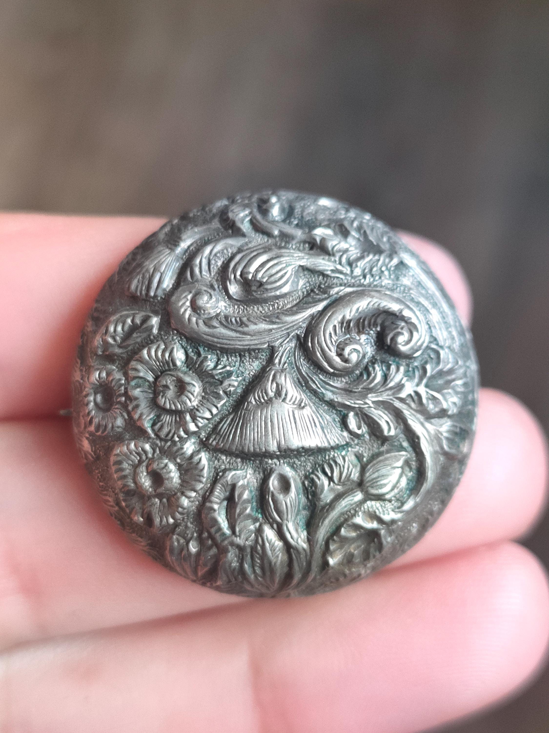 ヴィクトリアンシルバーブローチ • ドーム型打ち出し花模様、1880年代