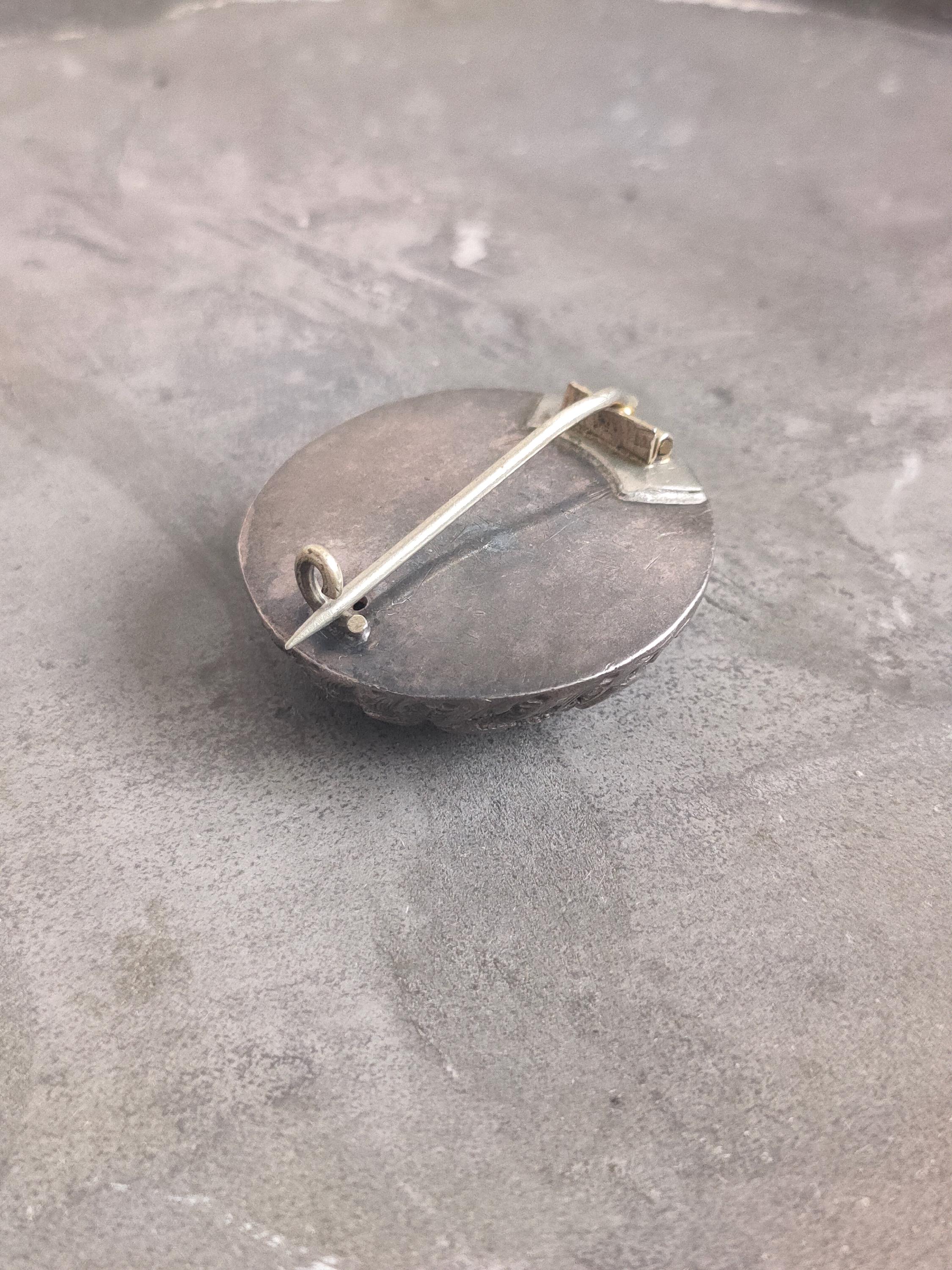 ヴィクトリアンシルバーブローチ • ドーム型打ち出し花模様、1880年代