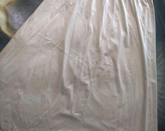 Lencería vintage Vanity Fair con media enagua de nailon beige mediano y dobladillo de encaje.