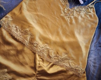 Soma Sensual Lingerie Set Medium Gold Maize Silky Satin Lace Camisole Shorts Set