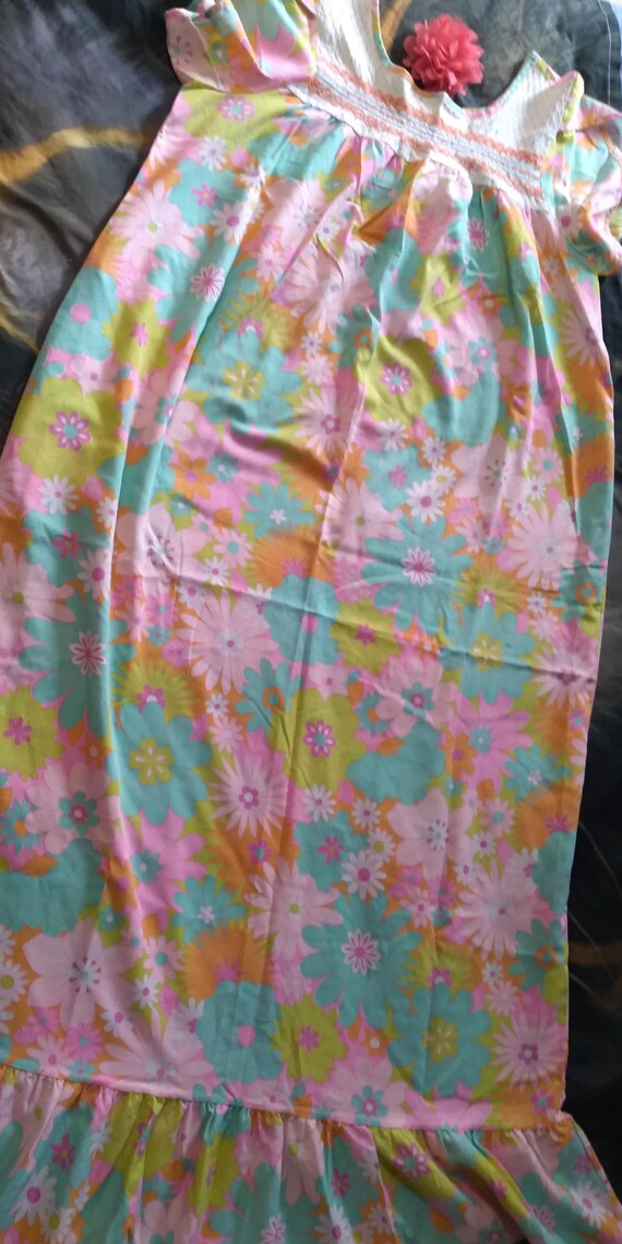 Vintage 60s 70s Housedress Floral Smocked Mumu Re… - image 8