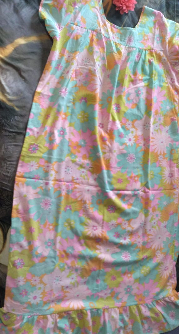 Vintage 60s 70s Housedress Floral Smocked Mumu Re… - image 7