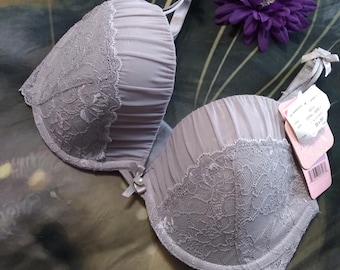 Sujetador Affinitas 32DD con volantes en gris ópalo, lazos y encaje de nailon, nuevo con etiquetas