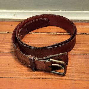 Vintage Italian Women&#39;s Exotic Brown Leather Belt with Elegant Brass Buckle, Size 30, circa late 1970s