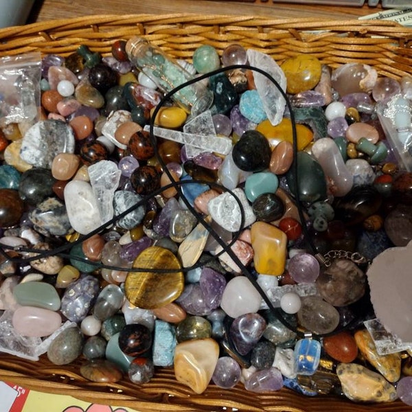 Crystal confetti, scoop, gemstones, rocks, minerals, geodes, agate, quartz, jasper, calcite, jewelry, earrings, bracelets, necklace, carving