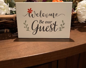 Welcome Be Our Guest - Panneau en bois (Shelf Sitter), Panneau de bienvenue, Cadeau de pendaison de crémaillère, Cadeau de mariage, Cadeau d’hôtesse