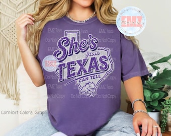 Sie kommt aus Texas | Uni | Texas Schulen | Komfort Farbe T-Shirt | Maskottchen