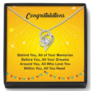 Orgoglioso dei tuoi regali, regali ben fatti, ce l'hai fatta, biglietto di congratulazioni e collana regalo per lei