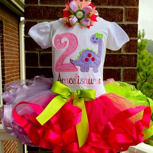 Conjunto de tutu bordado personalizado com fita de aniversário de dinossauro, dinossauro, qualquer aniversário, roupa de aniversário, quebra de bolo, vestido tutu