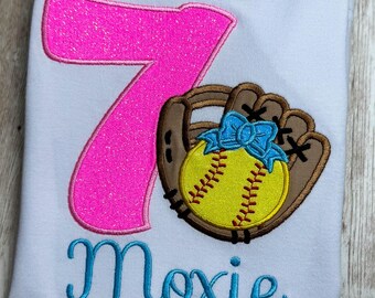 Camiseta de cumpleaños de softbol con bordado personalizado, puedo hacerla para cualquier edad.