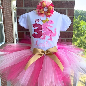 Conjunto de tutu de aniversário de dinossauro rosa e dourado bordado personalizado, dinossauro, qualquer aniversário, roupa de tutu, vestido de tutu, roupa de festa, quebra de bolo