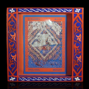 Stampa blu marocchina con cornice di donna marocchina nordafricana etnica, decorazione marocchina